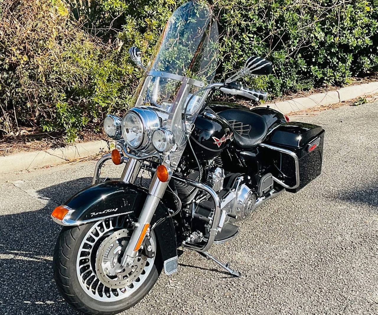 2011 Harley-Davidson Road King Custom Touring Bagger - Image 9