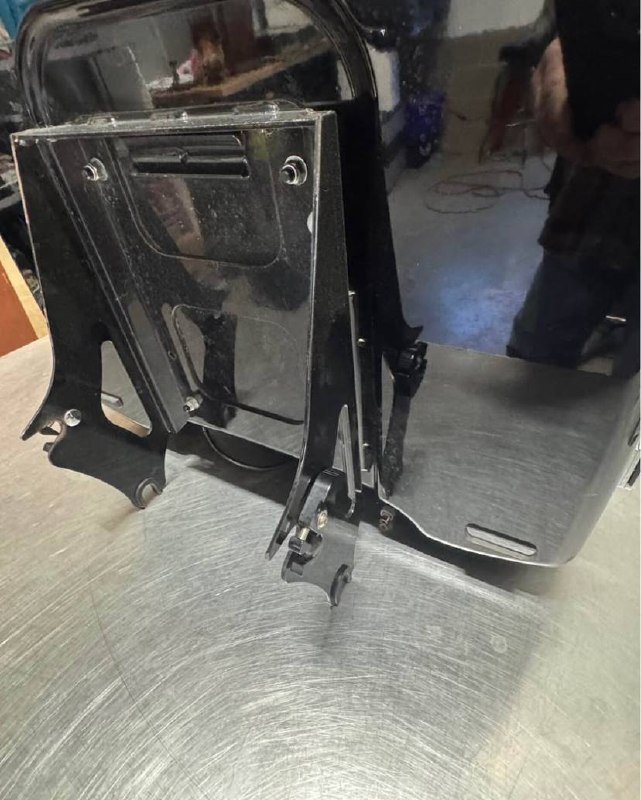 OEM Harley-Davidson Chopped Tour Pack Quick Disconnect Vivid Black - Image 7