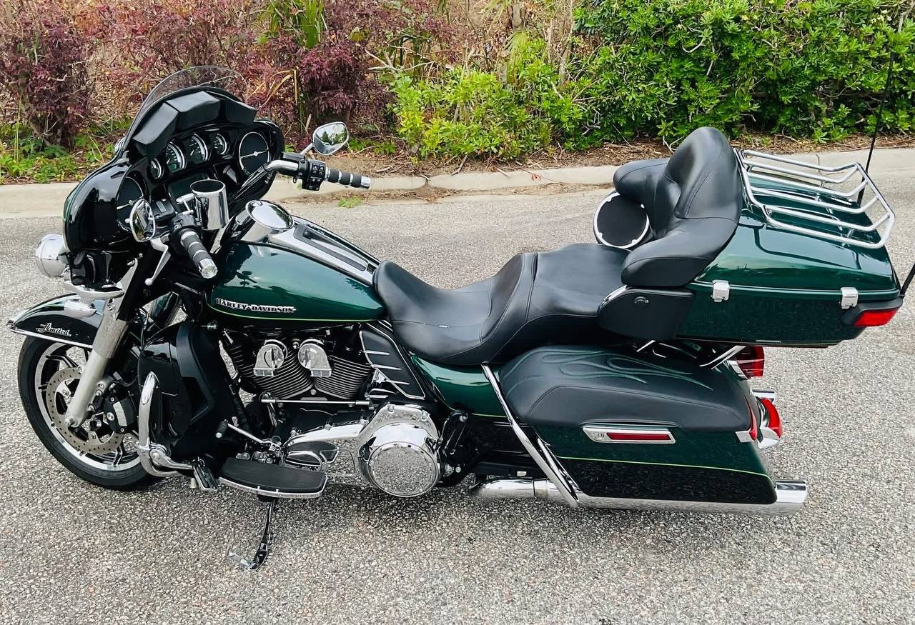 2015 Harley Davidson Ultra Ltd Low Very clean Ultra Ltd Low with 25K highway miles on it, Daymaker lights, custom grips, 2 tone paint, 103ci engine, 6 speed transmission, cruise control, custom exhaust pipes, runs and rides great! - Image 2