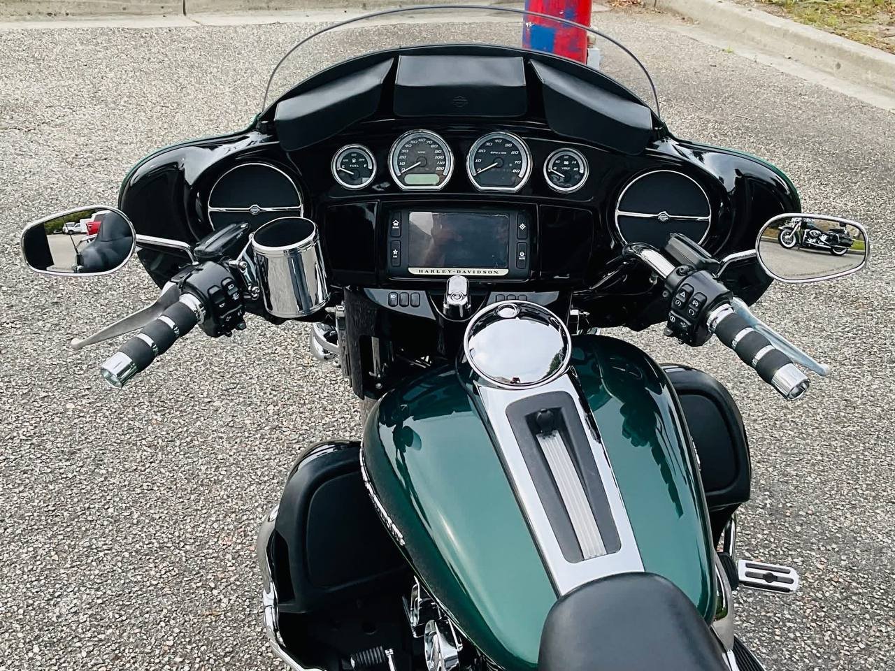 2015 Harley Davidson Ultra Ltd Low Very clean Ultra Ltd Low with 25K highway miles on it, Daymaker lights, custom grips, 2 tone paint, 103ci engine, 6 speed transmission, cruise control, custom exhaust pipes, runs and rides great! - Image 3