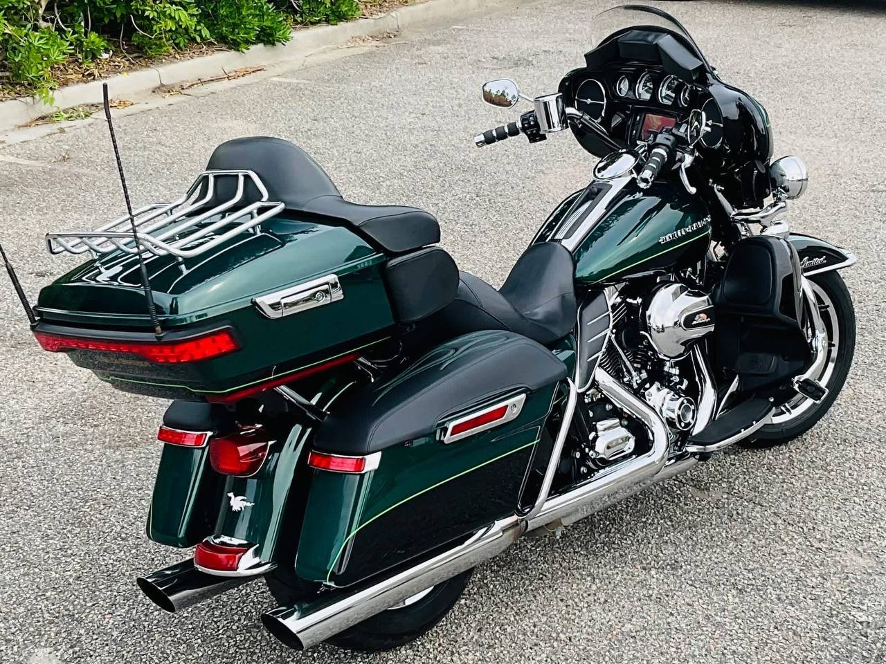 2015 Harley Davidson Ultra Ltd Low Very clean Ultra Ltd Low with 25K highway miles on it, Daymaker lights, custom grips, 2 tone paint, 103ci engine, 6 speed transmission, cruise control, custom exhaust pipes, runs and rides great! - Image 4