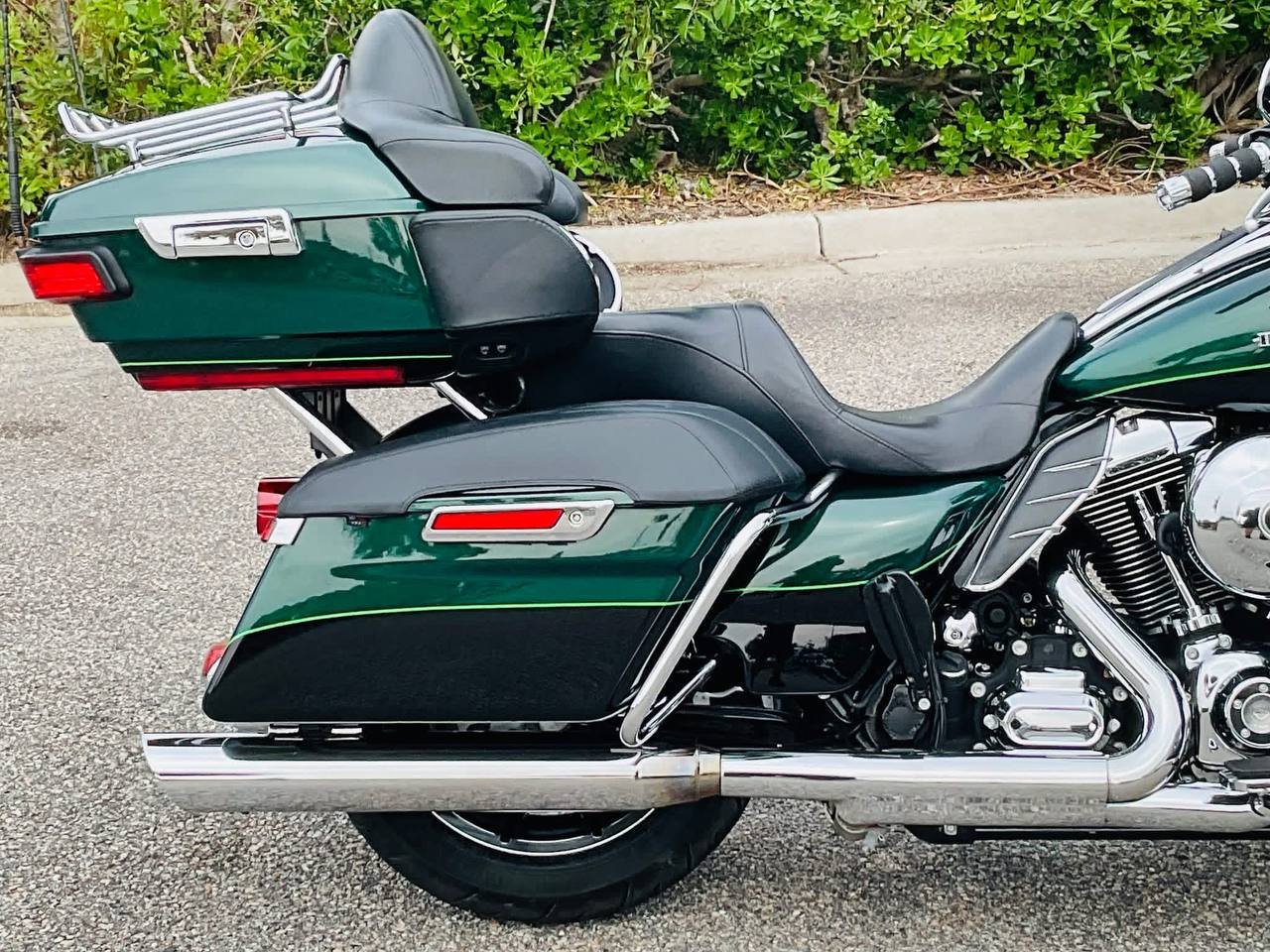 2015 Harley Davidson Ultra Ltd Low Very clean Ultra Ltd Low with 25K highway miles on it, Daymaker lights, custom grips, 2 tone paint, 103ci engine, 6 speed transmission, cruise control, custom exhaust pipes, runs and rides great! - Image 5
