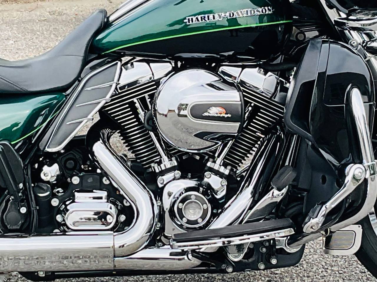 2015 Harley Davidson Ultra Ltd Low Very clean Ultra Ltd Low with 25K highway miles on it, Daymaker lights, custom grips, 2 tone paint, 103ci engine, 6 speed transmission, cruise control, custom exhaust pipes, runs and rides great! - Image 6