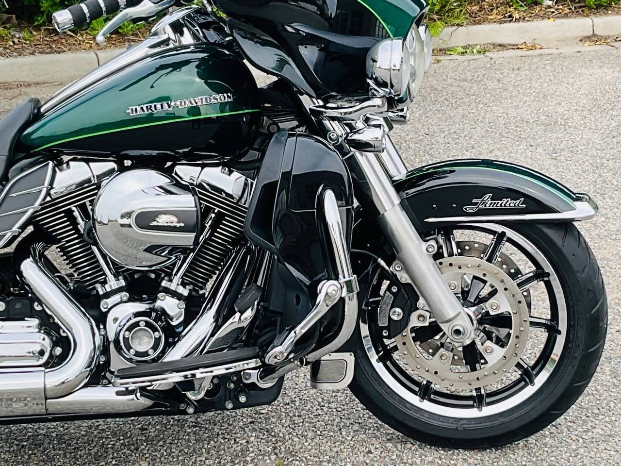 2015 Harley Davidson Ultra Ltd Low Very clean Ultra Ltd Low with 25K highway miles on it, Daymaker lights, custom grips, 2 tone paint, 103ci engine, 6 speed transmission, cruise control, custom exhaust pipes, runs and rides great! - Image 7