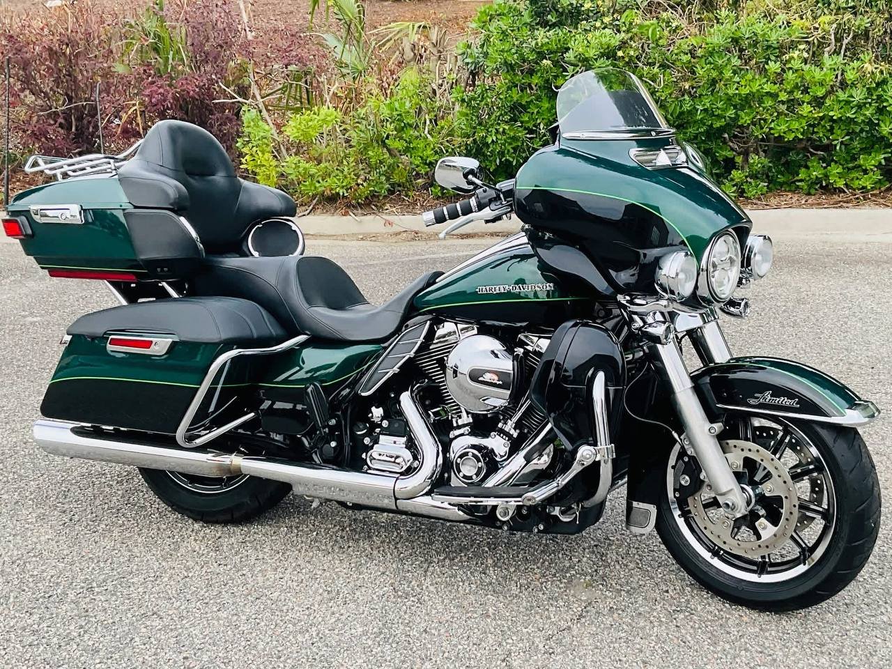 2015 Harley Davidson Ultra Ltd Low Very clean Ultra Ltd Low with 25K highway miles on it, Daymaker lights, custom grips, 2 tone paint, 103ci engine, 6 speed transmission, cruise control, custom exhaust pipes, runs and rides great!