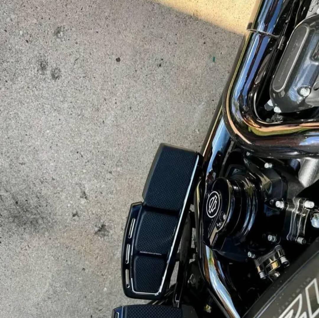 Adversary CVO Parts Package for Harley-Davidson Touring Models – Like New - Image 4