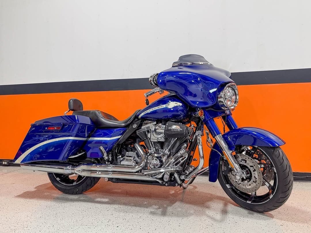 2010 Harley-Davidson CVO Street Glide FLHXSE 110 For Sale - Image 8