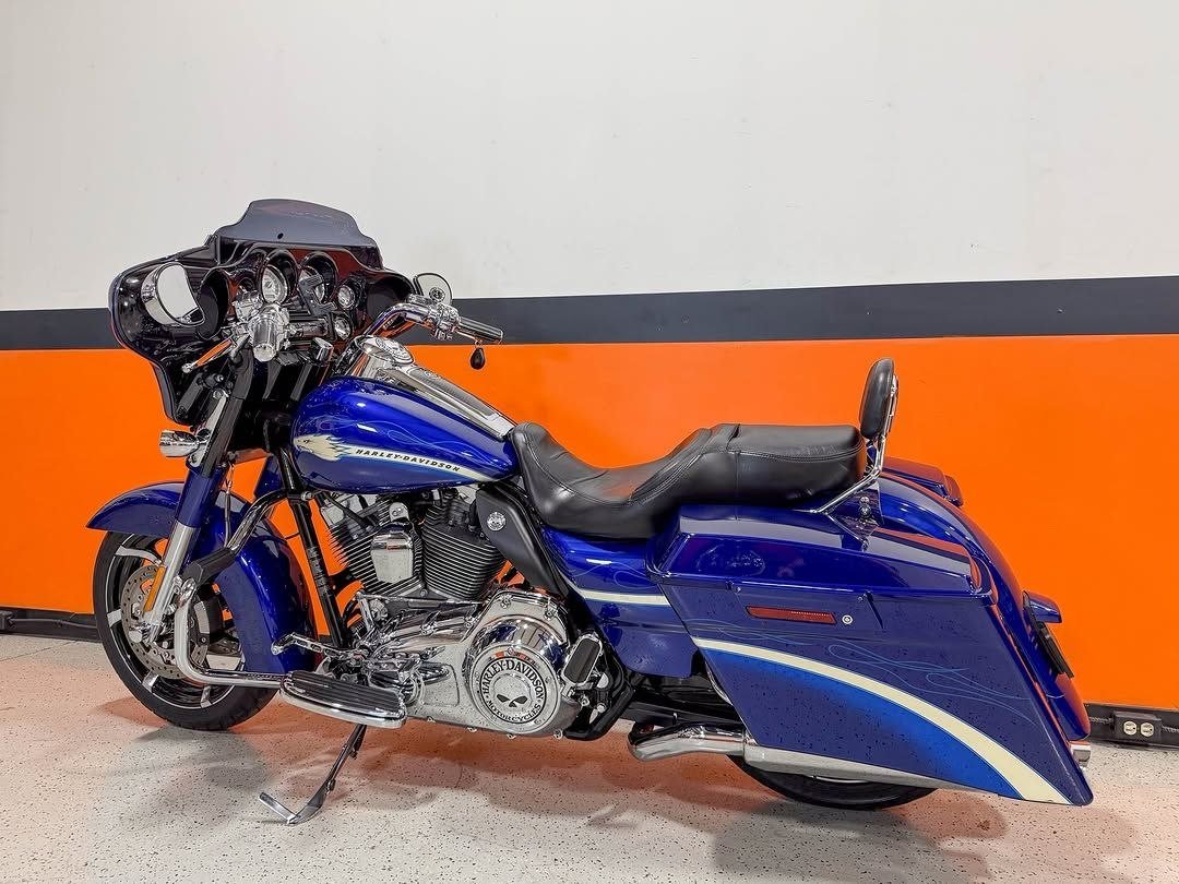 2010 Harley-Davidson CVO Street Glide FLHXSE 110 For Sale - Image 5