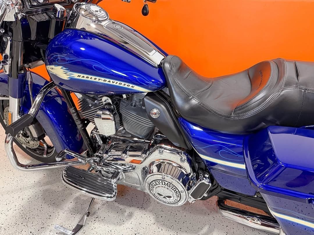 2010 Harley-Davidson CVO Street Glide FLHXSE 110 For Sale - Image 3