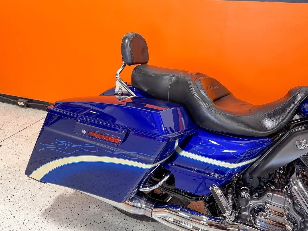 2010 Harley-Davidson CVO Street Glide FLHXSE 110 For Sale - Image 2