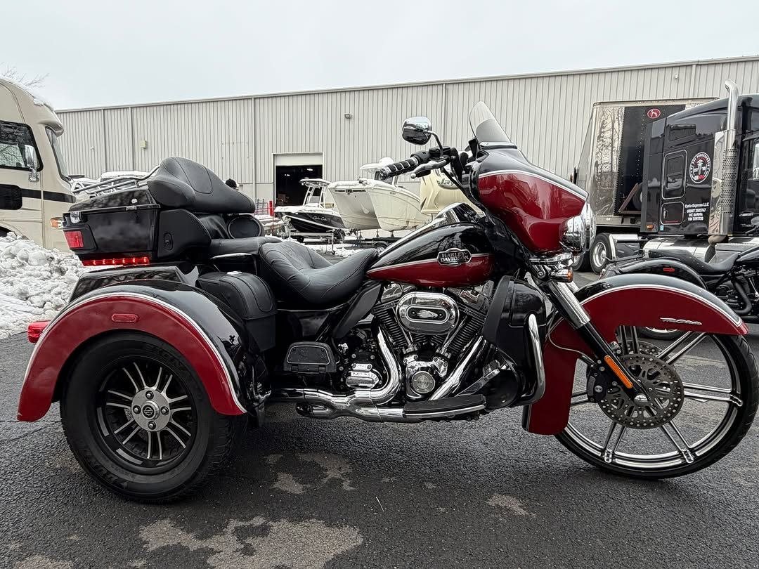 2012 Harley-Davidson Tri-Glide Ultra Classic FLHTCUTG 26” Big Wheel Custom Trike – 110” Screamin’ Eagle