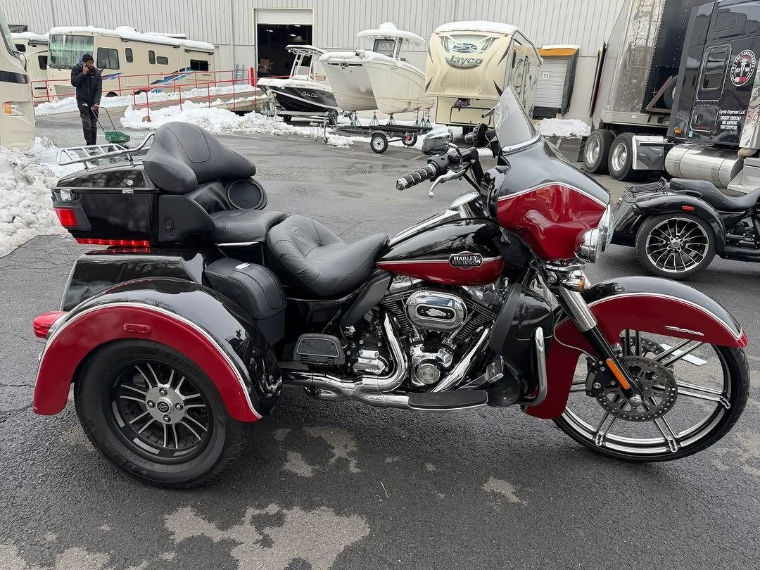 2012 Harley-Davidson Tri-Glide Ultra Classic FLHTCUTG 26” Big Wheel Custom Trike – 110” Screamin’ Eagle - Image 3