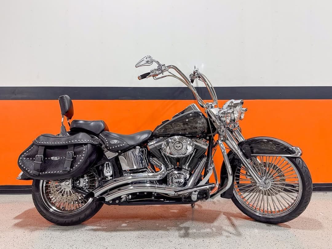 2004 Harley-Davidson Heritage Softail Classic FLSTCI - Image 2